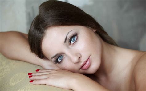 girl, face, painted nails, brunette, Giulia, blue eyes - wallpaper