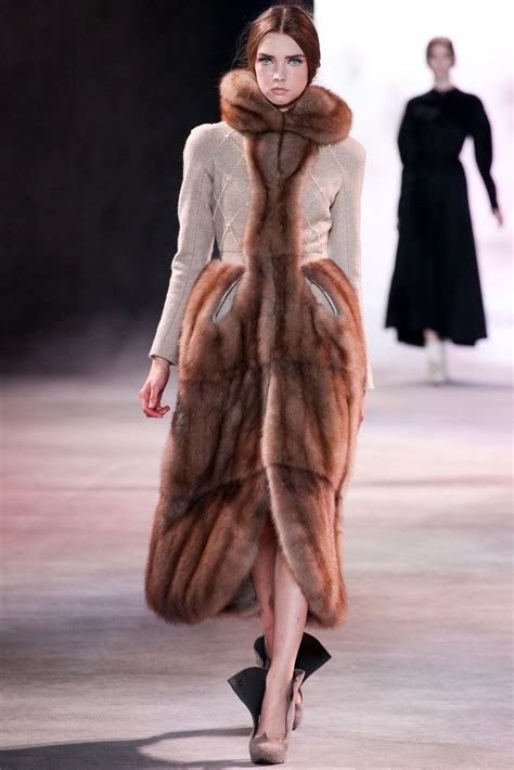 Ulyana Sergeenko Fall 2013 Couture Fashion Show - Vogue | Abiti alla ...