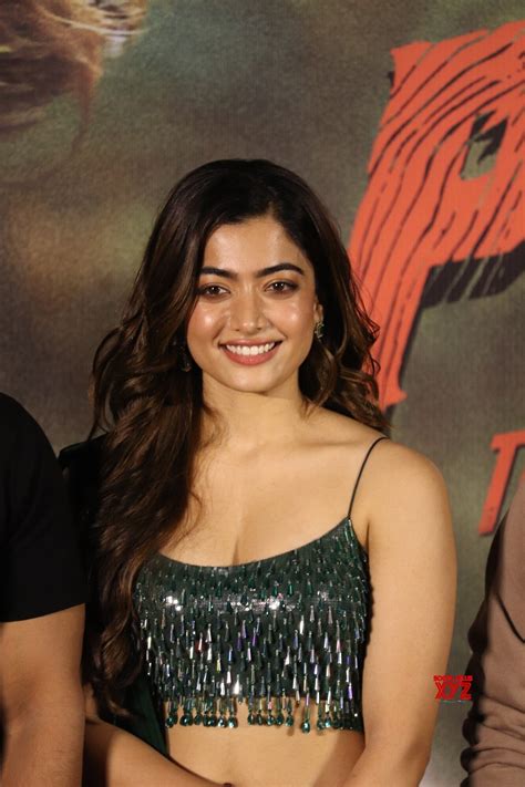 அந்த இடம் தெரிய போஸ் கொடுத்த ராஷ்மிகா மந்தனா... உடலை இறுக்கி