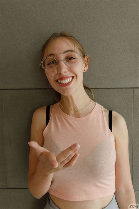 Claudia Veneza Pictures in an Infinite Scroll - 34 Pictures