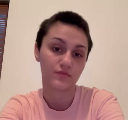 Нарязната с макетно ножче Дебора с първа публична изява след инцидента ...