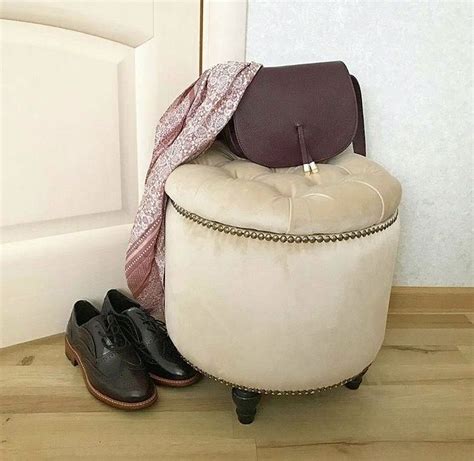 Мягкий круглый пуфик с ящиком для хранения вещей. Крышка пуфа украшена ...