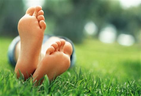 ¿Qué causa el dolor en las plantas de los pies?