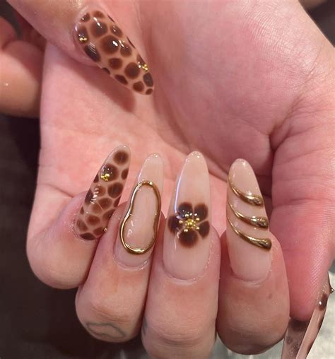 black and gold nail ideas 4