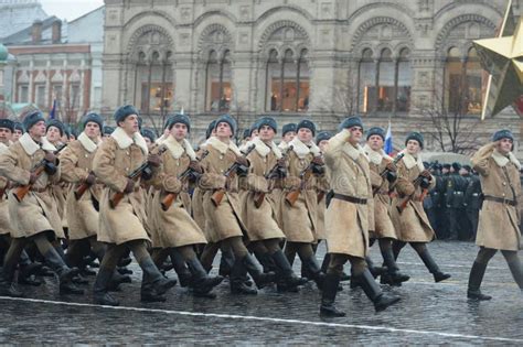Русские солдаты в форме Великой Отечественной войны на параде на ...