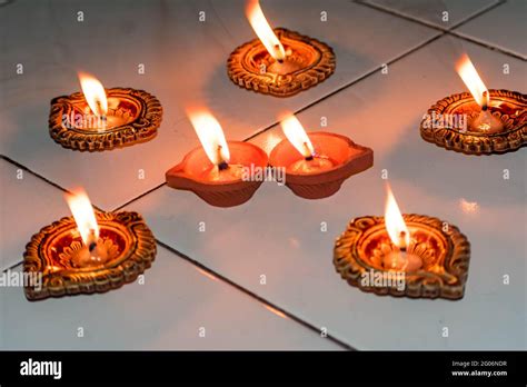 oil lamp  diwali diya    diva   clay glowing