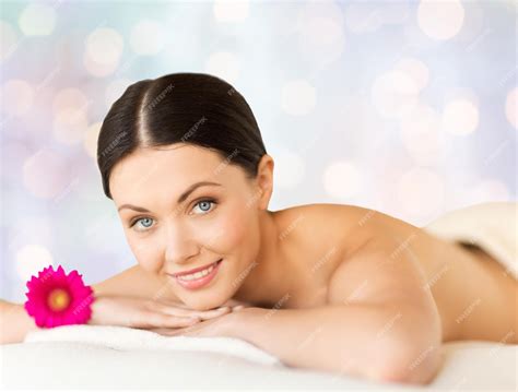 Concepto de personas, belleza, vacaciones y cuidado del cuerpo - mujer