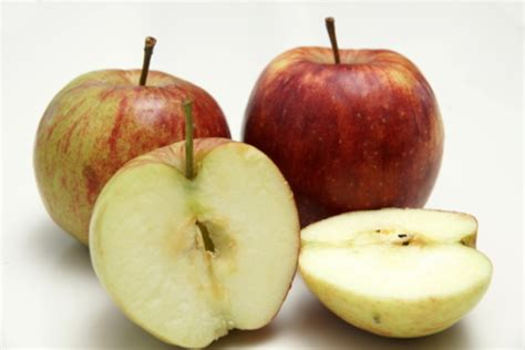 apel diatur satu dipotong setengah foto stok  gambar