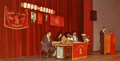 На основачкото собрание има и две знамиња со 16крако златно македонско ...