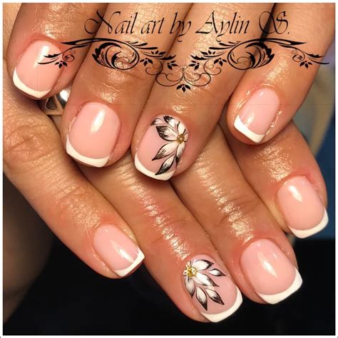 💅🏻💕 #nailart Френски маникюр, декориран с нежни цветя