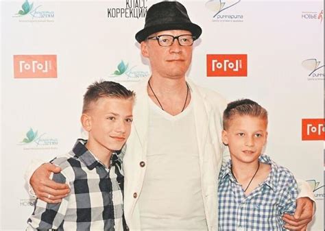 Знаменитости, которые счастливо воспитывают приемных детей