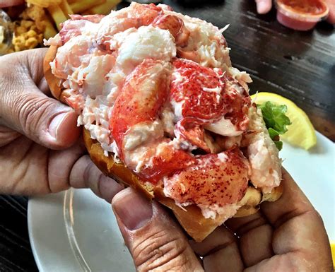 Lobster Roll from Belle Isle Seafood in Winthrop, MA : r/FoodPorn