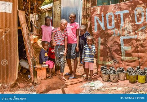 Ежедневная жизнь детей трущобы Kibera в Найроби, Кении Редакционное ...