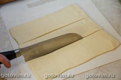 Слойки с сыром и ветчиной из готового слоеного теста. Рецепт с фото