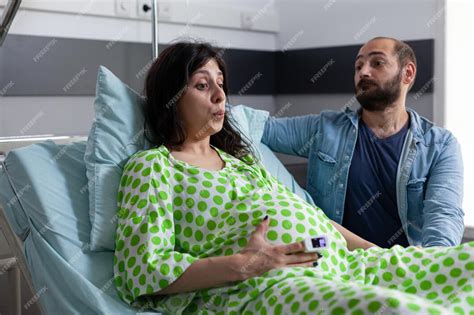 Mulheres Grávidas Fazendo Sexos - Mulher grávida fazendo exercícios de respiração, segurando as mãos na ...