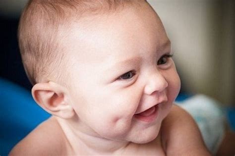Bayi Tersenyum Mengikut Umur Dari 0 Hingga 7 Bulan Pertama Dilahirkan