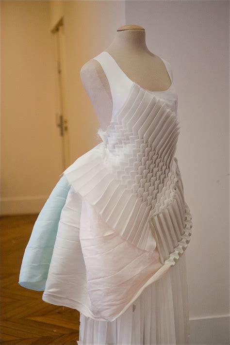 Google Reader – Google | Origami fashion, Geometric fashion, Fabric ...