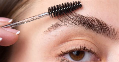 Backcombing – na czym polegać i jak zagęścić brwi? - Styl w INTERIA.PL