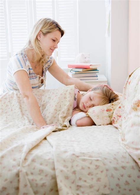 Happy Moms Put Their Kids to Bed Earlier