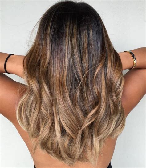 Balayage: Technika, která vlasy zesvětlí jako melír, ale… | Kafe.cz
