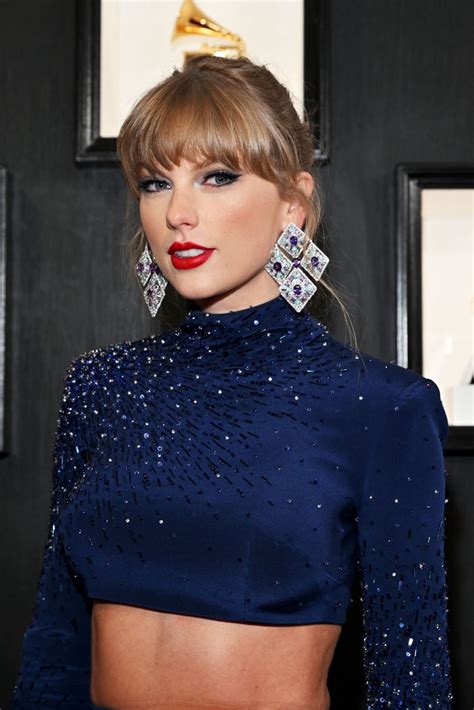 Taylor Swift gorgeous and glowing 2023 GRAMMY Awards - Celeblr