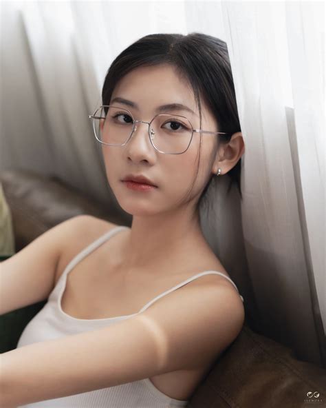 手目耳眼鏡SeeMore - 曾有客人問小編：她想要鏡框有兩種顏色 但又不要太突兀沒有美感 終於幫她找到啦！