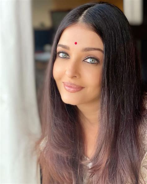 Aishwarya Rai Faces Harsh Criticism for Kissing Her Daughter on the ...