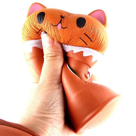 Чашка для кофе с ароматом кошачьей кошечки медленно поднимающаяся ...