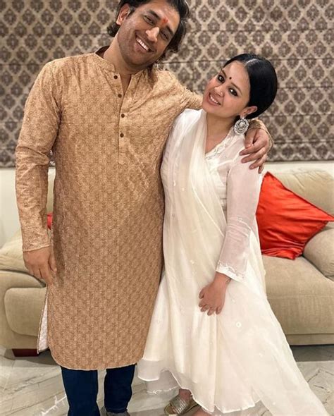 ms dhoni family father mother brother sister