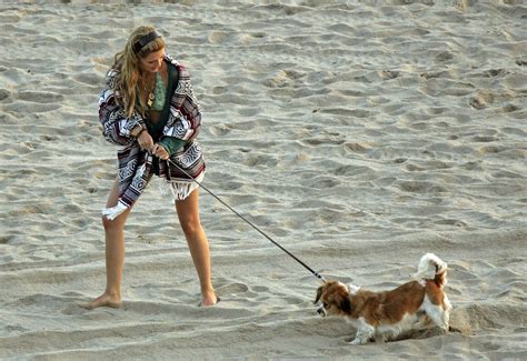 Mischa Barton in bikini - Behind The Scenes of The OC-1 / Mischa Barton