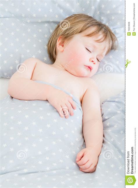 Schlafendes Baby stockfoto. Bild von schön, jung, frieden - 19224636