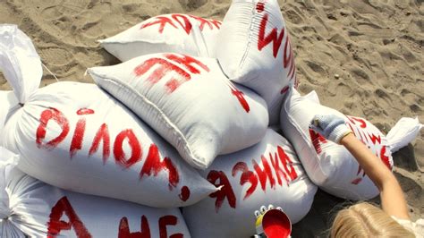 «Займіться ділом…»