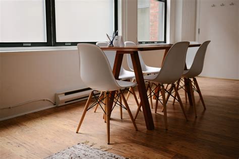 Gratis billeder : skrivebord, tabel, træ, stol, etage, hjem, ejendom ...