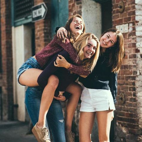 friend picture pose ideas