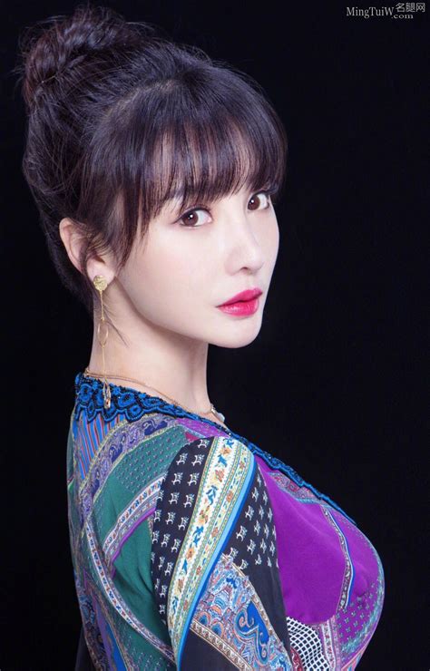 美女主持人柳岩穿优雅花裙秀白沟(5/6) – 名腿网