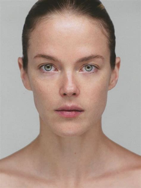 Pin em Faces | Curso design de sobrancelha, Rosto, Rosto de modelo