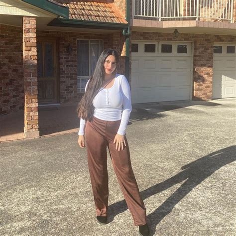 Pakistani mystery fan girl goes VIRAL after PAK vs NZ clash, Meet her 