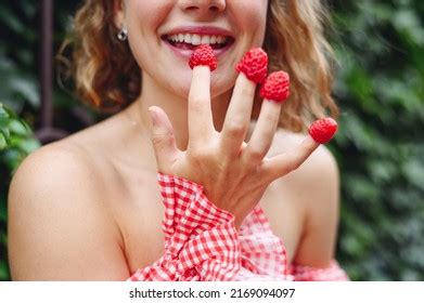 23,582 Berry In Fingers Royalty-Free Images, Stock Photos & Pictures ...