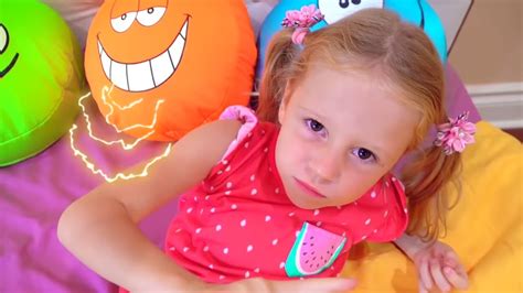 Nastya và những câu chuyện trẻ em về những chiếc gối không thoải mái ...