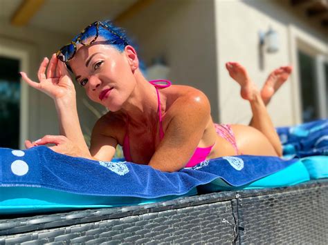 Warm sun kissing my sole : FootFetishAddicts