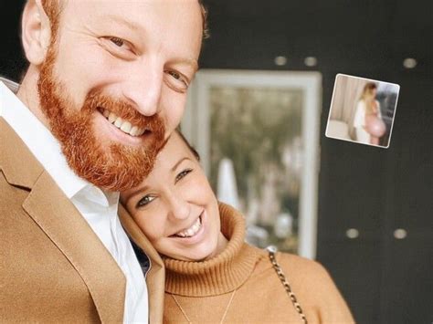 Девушка, беременная тройней, стала звездой Сети из-за уникального живота