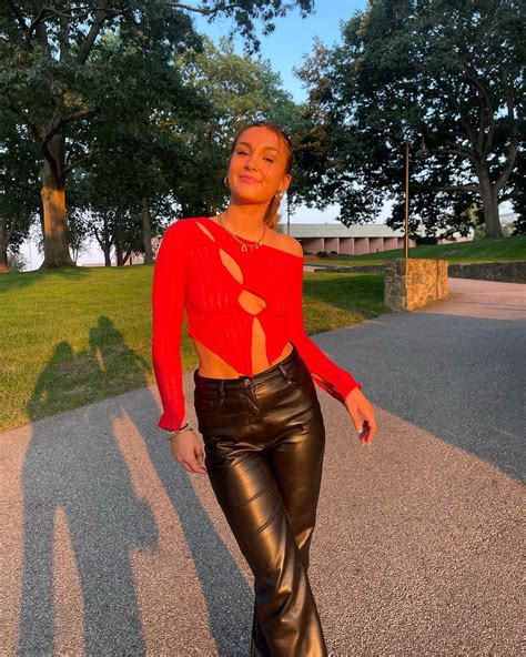 Annabelle Gesson | Swipe for free feet | Instagram