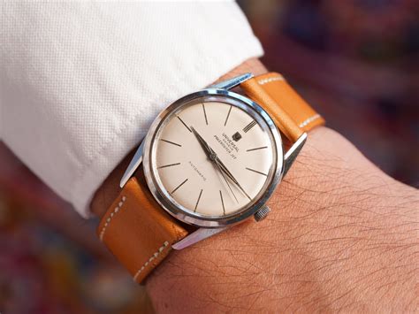My First Vintage Watch: The Universal Genève Polerouter Jet — Wind Vintage
