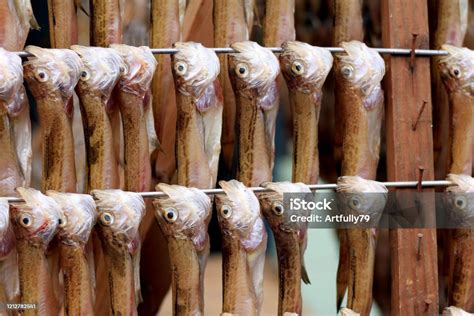 Tumpukan Ikan Kulit Kering Di Pasar Ikan Lokal Perikanan Jepang Ikan ...