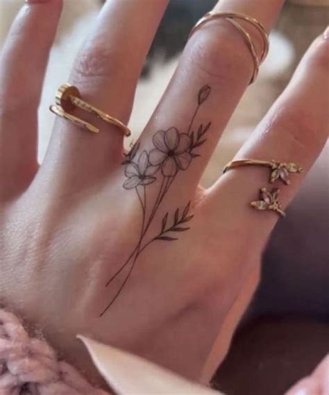 Delicadas Tatuagem Na Mão Feminina