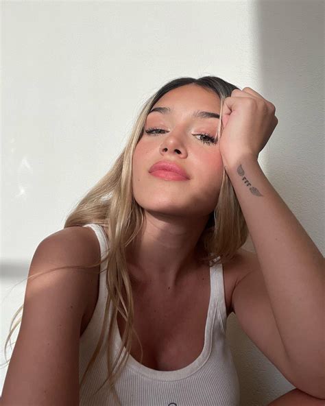 Flavia Martin | an average girl in her 20s & her cat | Instagram