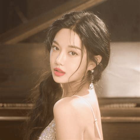 izel Profile & Facts (Updated!) - Kpop Profiles
