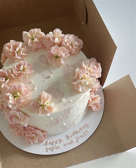 pretty birthday cake  pink flowers