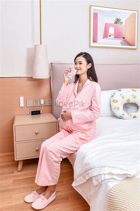 Pregnant Woman Drinking Water Picture And HD Photos | Free Download On ...