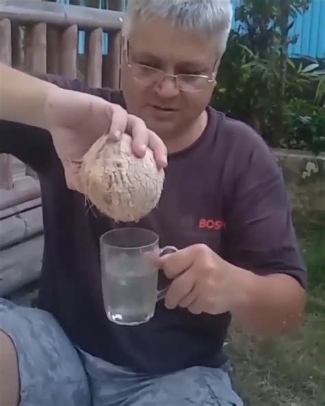 Сколько на самом деле воды в одном кокосе. - YouTube